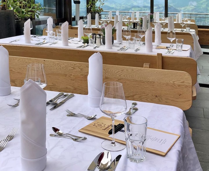 Festlich gedeckte Tische