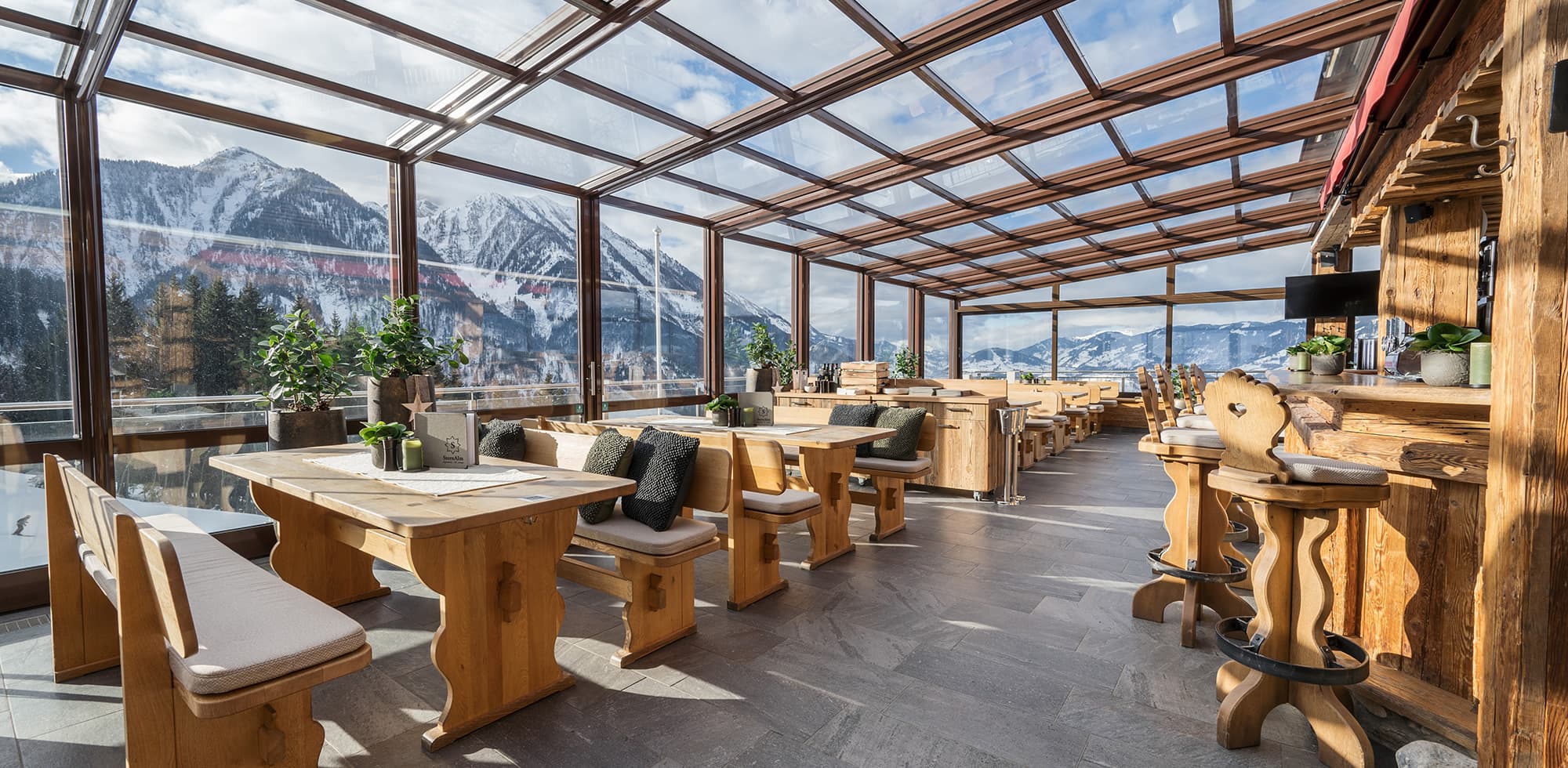 Terrasse mit Wintergarten und traumhaftem Blick auf die umliegende Bergwelt und ins Salzachtal