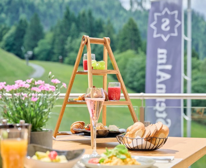 Frühstückturm mit leckeren Köstlichkeiten