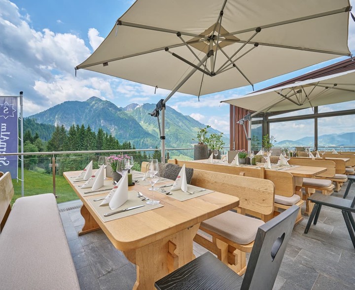 Herrlicher Ausblick ins Tal und auf die umliegenden Berge von der Sonnenterrasse