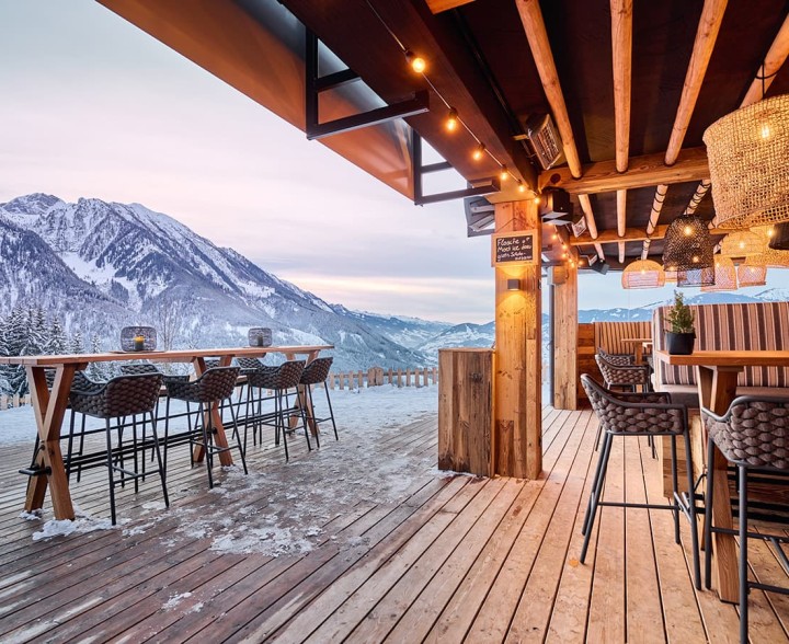 Sonnenuntergang mit traumhafem Panoramablick im "Wohnzimmer" direkt an der Piste im Restaurant SternAlm am Berg im Alpendorf