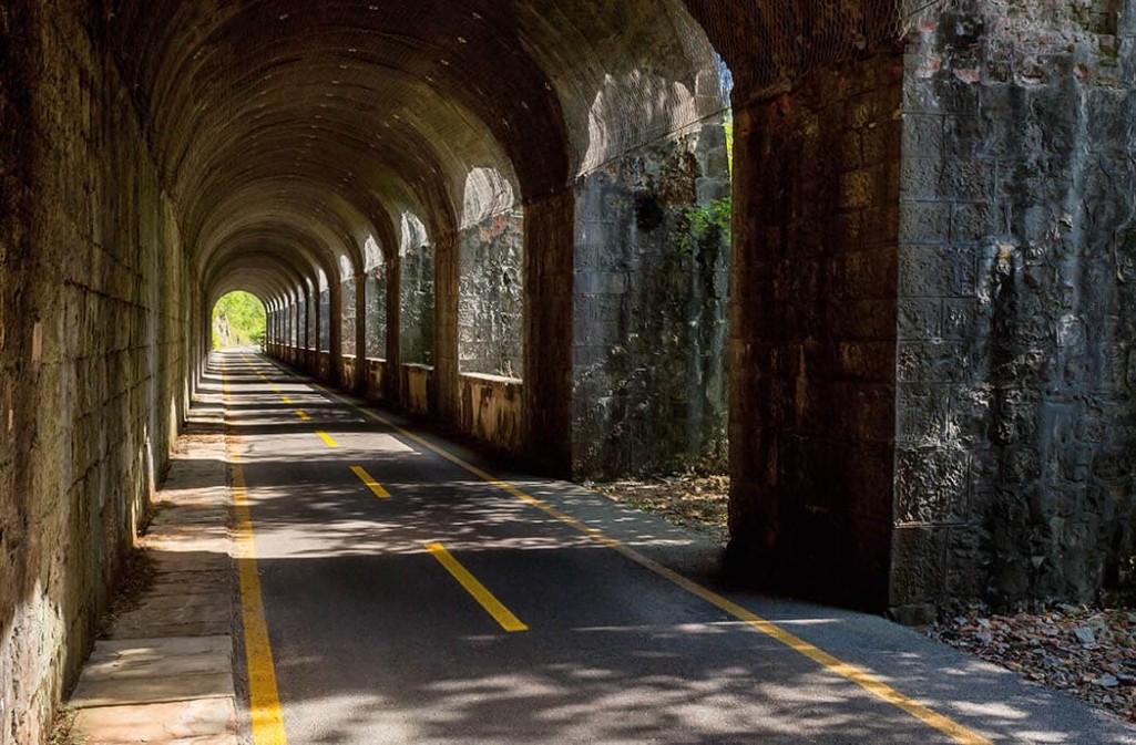 Durchfahrt durch eine Gallerie in Italien am Alpe Adria Radweg