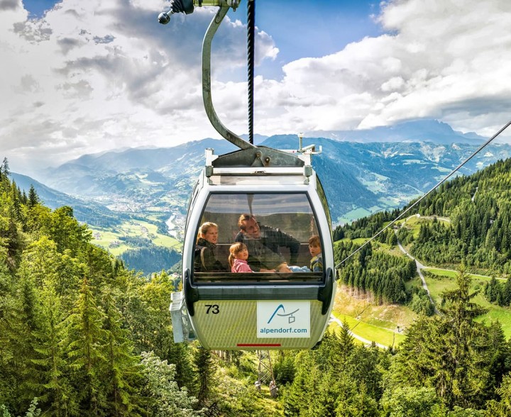 Mit der Gondelbahn hoch auf den Gernkogel im Alpendorf